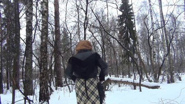 В клетчатой желтой юбке,берете и шарфике смотреть онлайн