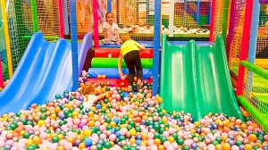 Настя_играет_на_детской_площадке_2_часть_