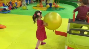 Дети скачут на шарах