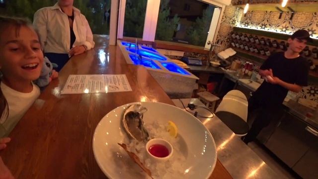 Геленджик, тонкий мыс - бар устрица -кафе веранда.