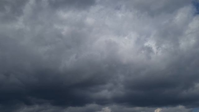 Облака быстро движутся по голубому небу. Расслабляющее 4K видео - летящие облака. 4К видео заставка смотреть онлайн