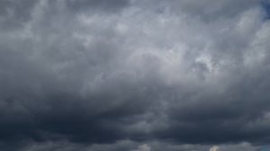 Облака быстро движутся по голубому небу. Расслабляющее 4K видео - летящие облака. 4К видео заставка