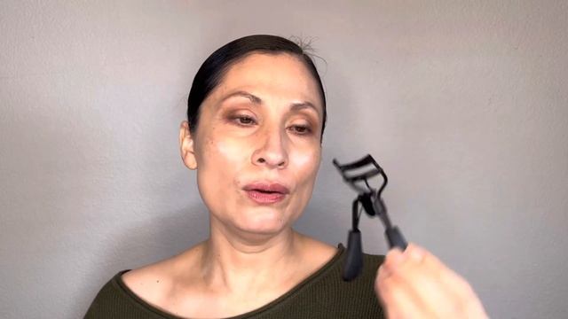 Dior BACKSTAGE LASH CURLER REVIEW en español | Rizador de Pestañas de Dior 06/2022 смотреть онлайн