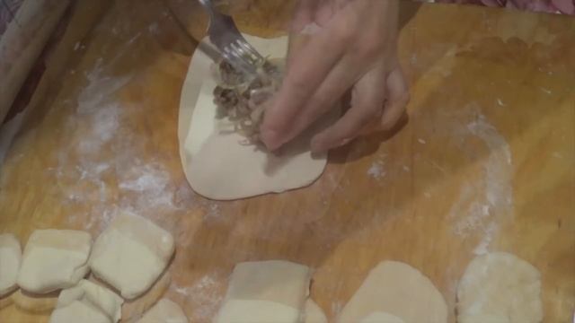 КАК СДЕЛАТЬ САМСЫ В ДОМАШНИХ УСЛОВИЯХ , ПРОСТОЙ И НЕДОРОГОЙ РЕЦЕПТ. смотреть онлайн