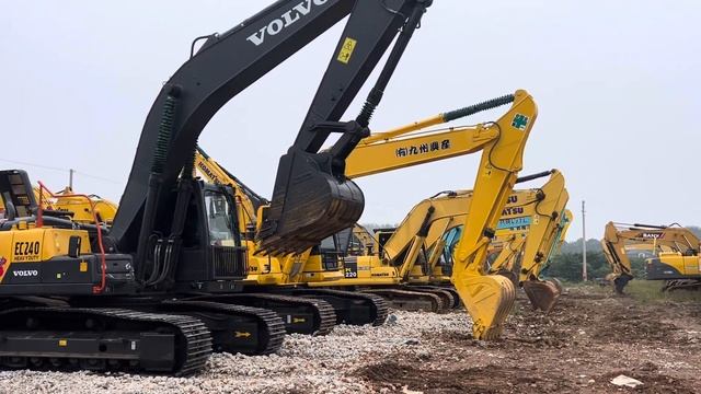 Used excavator Volvo EC240 for sale in China. Wholesale price, high quality, good performance. смотреть онлайн