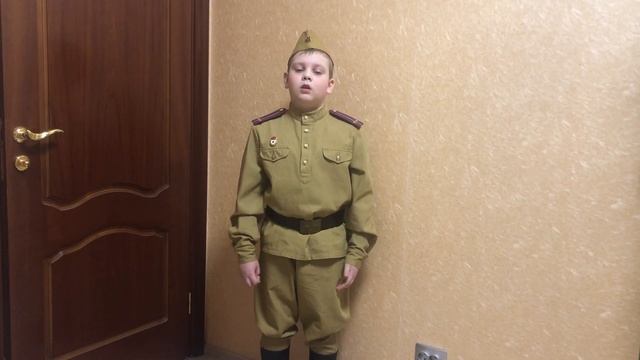 Стихотворение "Здесь похоронен красноармеец" смотреть онлайн