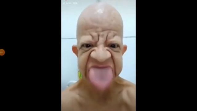 Лысый мужик показывает язык. 😂😂