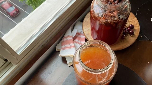 Американцы впервые пробуют квас.