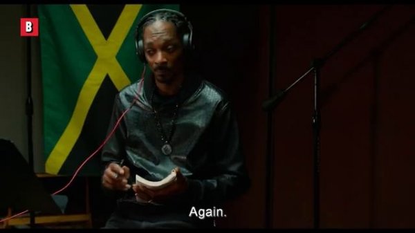 Snoop Dog sings Christmas songs | Pitch Perfect 2 | CLIP