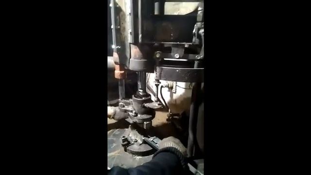 ГИДРАВЛИЧЕСКИЙ ПРЕСС-ДЫРОКОЛ СВОИМИ РУКАМИ,ИЗГОТОВЛЕНИЕ РЕШЕТКИ. смотреть онлайн