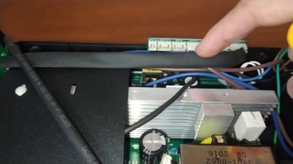 Инвертор с внешним аккумулятором SNR INV 2400 SK.