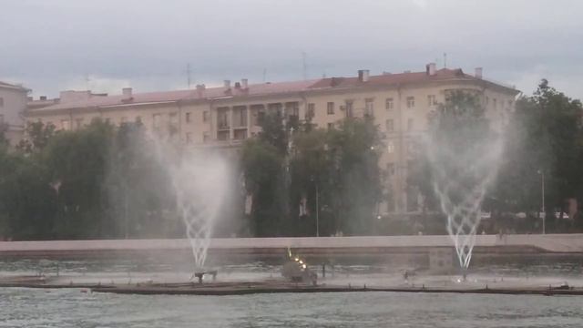 Светомузыкальный фонтан в 21.45 мин 4. 07.21г. Светло ещё. смотреть онлайн