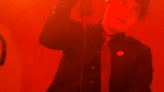Gerard Way трясет головой смотреть онлайн