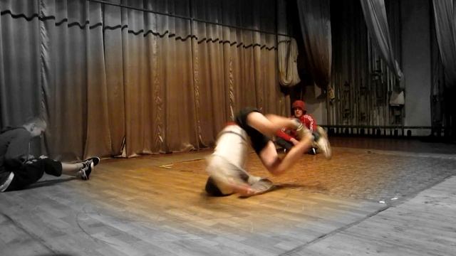 Брейк данс тренировка от коллектива '' ШКВАЛ '' смотреть онлайн