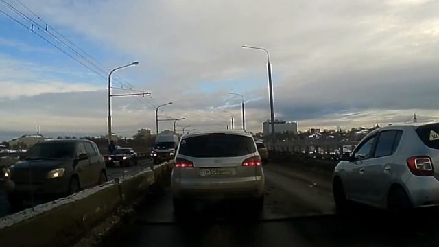 Стыки на мосту в Костроме - причина пробки смотреть онлайн