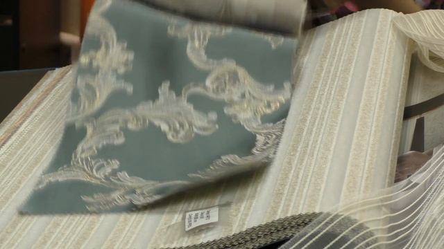 #218. Какие шторы выбрать для бежевых обоев в полоску и с растительным орнаментом в спальню? смотреть онлайн