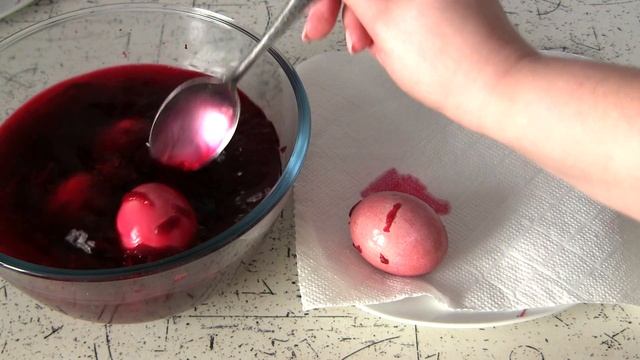 Как покрасить яйца на пасху натуральными красителями ( Без химии ) / Три простых способа покраски смотреть онлайн