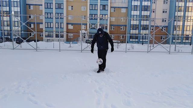 ⚽Чеканка мяча на снегу -2°❄️ 7 апреля 2021 г., Салехард ул. Зои Космодемьянской, 65↩️ смотреть онлайн