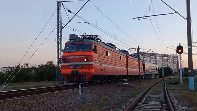 «Архив лето✨!»ВЛ10-1414 с вагоном лаборотория выполняет манёвры по улице Короленко тёплым вечером! смотреть онлайн