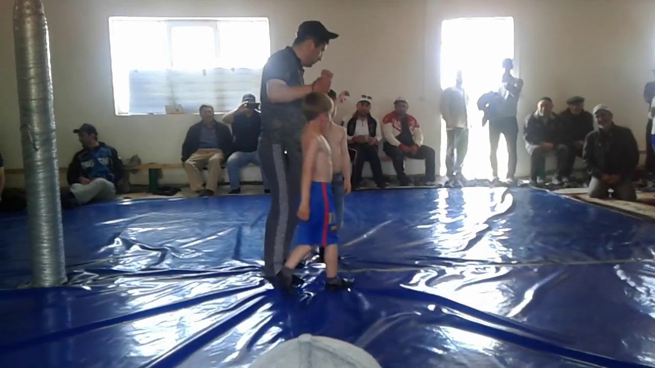 На ковре Тажудинов Магомед и Омаров Ахмад 28 кг. с. Караузек 2018 год смотреть онлайн