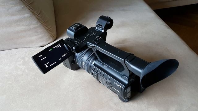 Sony HXR NX 100- easy way to toggle between the display and EVF смотреть онлайн