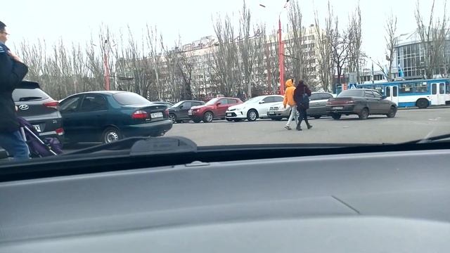 Парковка в выходные возле супермаркетов. Ищем место. смотреть онлайн