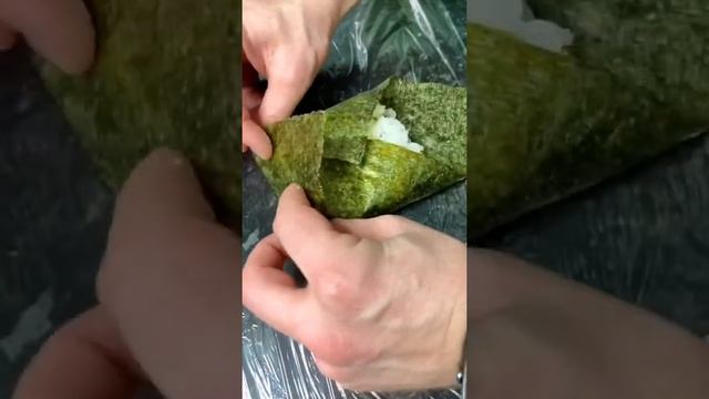 Производство онигири дома ? #sushi #роллы #суши #онигири #самсебесушист смотреть онлайн