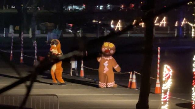 Rudolph the Red-Nosed Reindeer Gingerbread man waving Westchester’s Winter Wonderland in Valhalla N смотреть онлайн