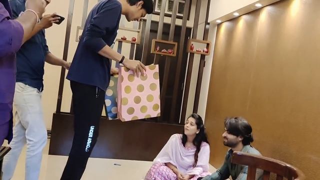 Shoaika's Anniversary Vlog | Personalised Gift for bhai & bhabhi | Bottle flip challenge | Fun Time смотреть онлайн