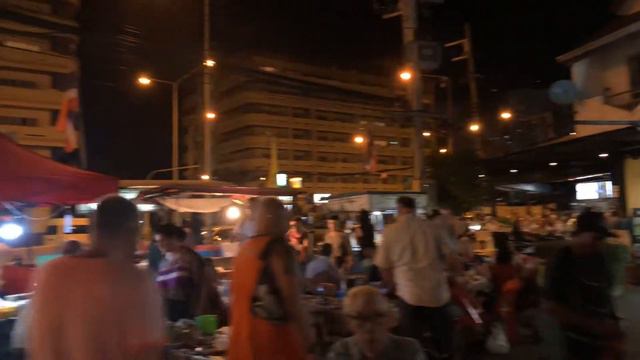 Дешевая еда в Паттайе. Пробую куриные попки. смотреть онлайн