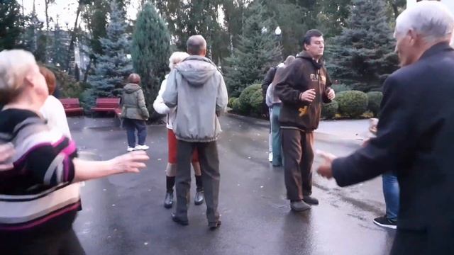ОЙ, ЛЕТЯТЬ ЛЕЛЕКИ!???/ТАНЦЫ В ПАРКЕ ГОРЬКОГО ХАРЬКОВ СЕНТЯБРЬ 2021 смотреть онлайн