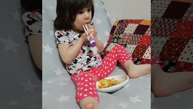 Как правильно кушать палочками ^^ смотреть онлайн