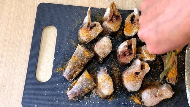 РЫБА ПОЛУЧАЕТСЯ КАК НА МАНГАЛЕ! Вкуснейшая треска в духовке РЕЦЕПТ смотреть онлайн