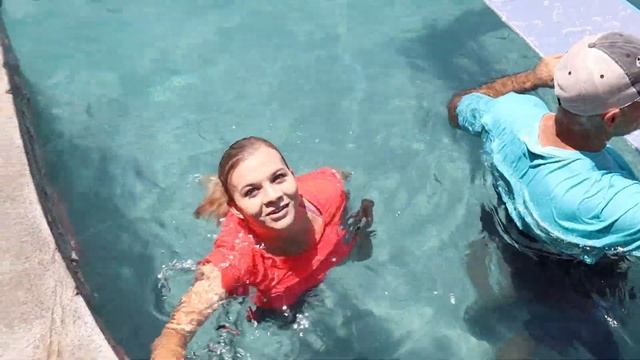 Jumping Through impossible Shapes into Water!! смотреть онлайн