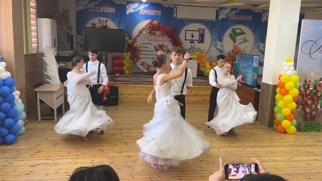 Красивый осенний вальс в исполнении учеников 158 школы и участников Dream Dance Studio смотреть онлайн