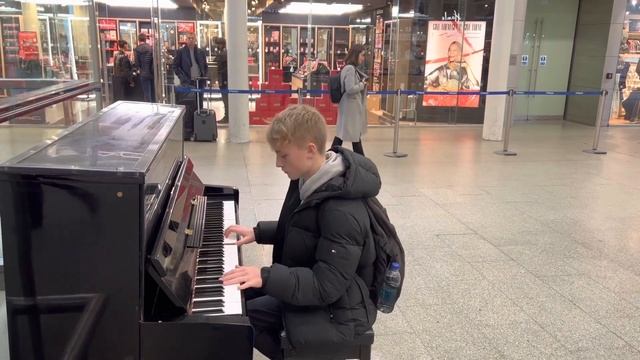The most Insane Interstellar cover on a train station public piano смотреть онлайн