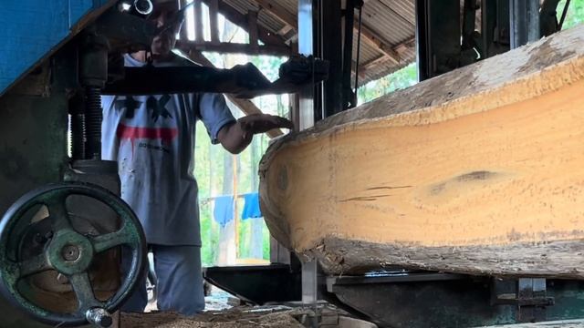 tense‼️ made the crew shake, saw there was a small hole|| woodworking Sawmill factory смотреть онлайн