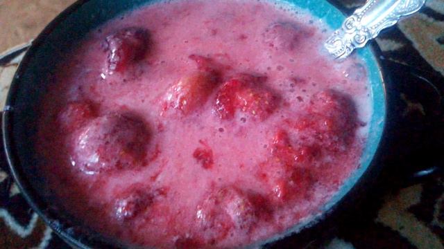 йогурт-коктейль из клубники,молока 3,2% и 3 ч.л.сахара😊многие вспомнят вкус детства😋 смотреть онлайн