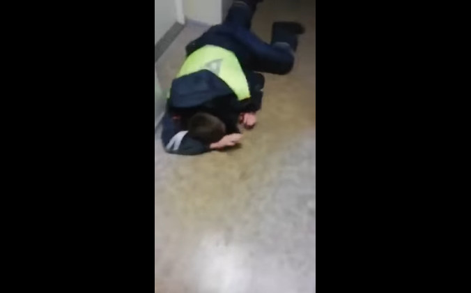 Спецназ задержал сотрудника ДПС за взятку смотреть онлайн