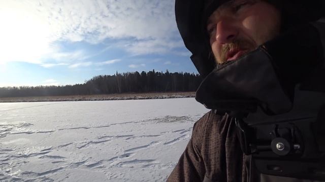ЛЕСКИ ТРЕЩАТ ОТ КАБАНОВ -ЭТО ПЕРВЫЙ ЛЕД РЕБЯТА!!Крупный окунь на таежном озере!Рыбалка 2021-2022 смотреть онлайн