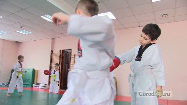 За закрытой дверью: маленькие тхэквондисты смотреть онлайн