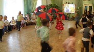 Танец с зонтиками«Дождик капает по лужам«МБДОУ№38.