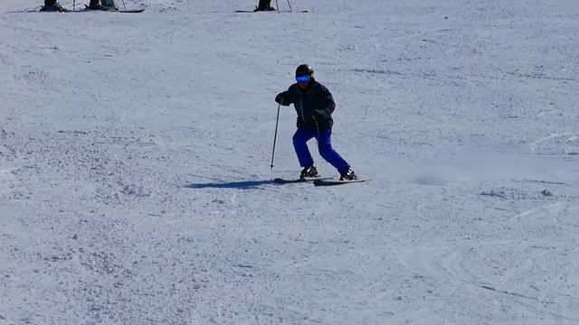 Горные лыжи. Базовые повороты на горных лыжах с проскальзыванием. Slow motion. смотреть онлайн