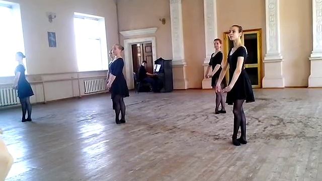 Урок классического танца - прыжок Pas Assamble (на середине) смотреть онлайн
