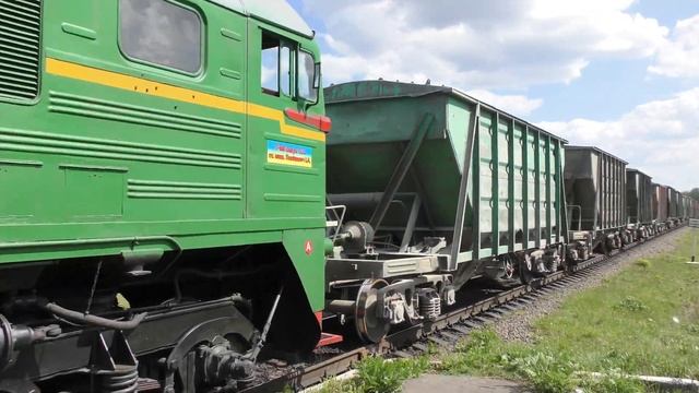 Маленький тепловоз М62 и тяжелый поезд в горку смотреть онлайн