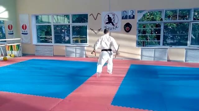 Yaraguwa no tunfa (tonfa) Hanshi Hiroshi Akamine 9 dan Ryukyu Kobudo Shimbukan! смотреть онлайн