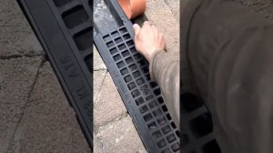 Устанавливаем пластиковый лоток в тротуарную плитку. Инструмент в наличии