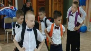 Выпускной. Танец мальчиков с портфелями