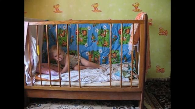 Ребенок в кроватке, показывает маме как акробаты выходят с нее смотреть онлайн
