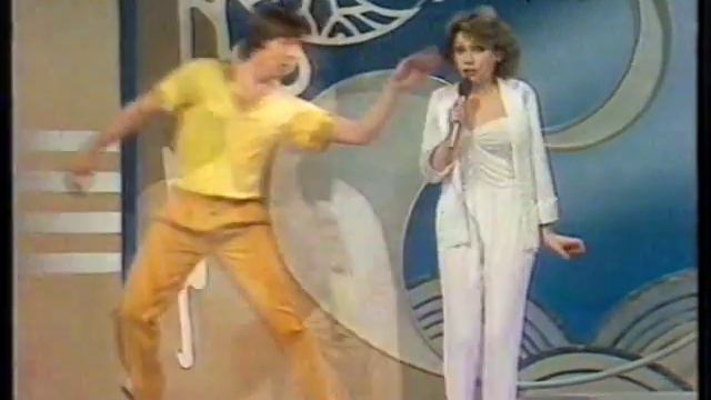 Lena Zavaroni sings ' Working 9 To 5 ' 1981 смотреть онлайн